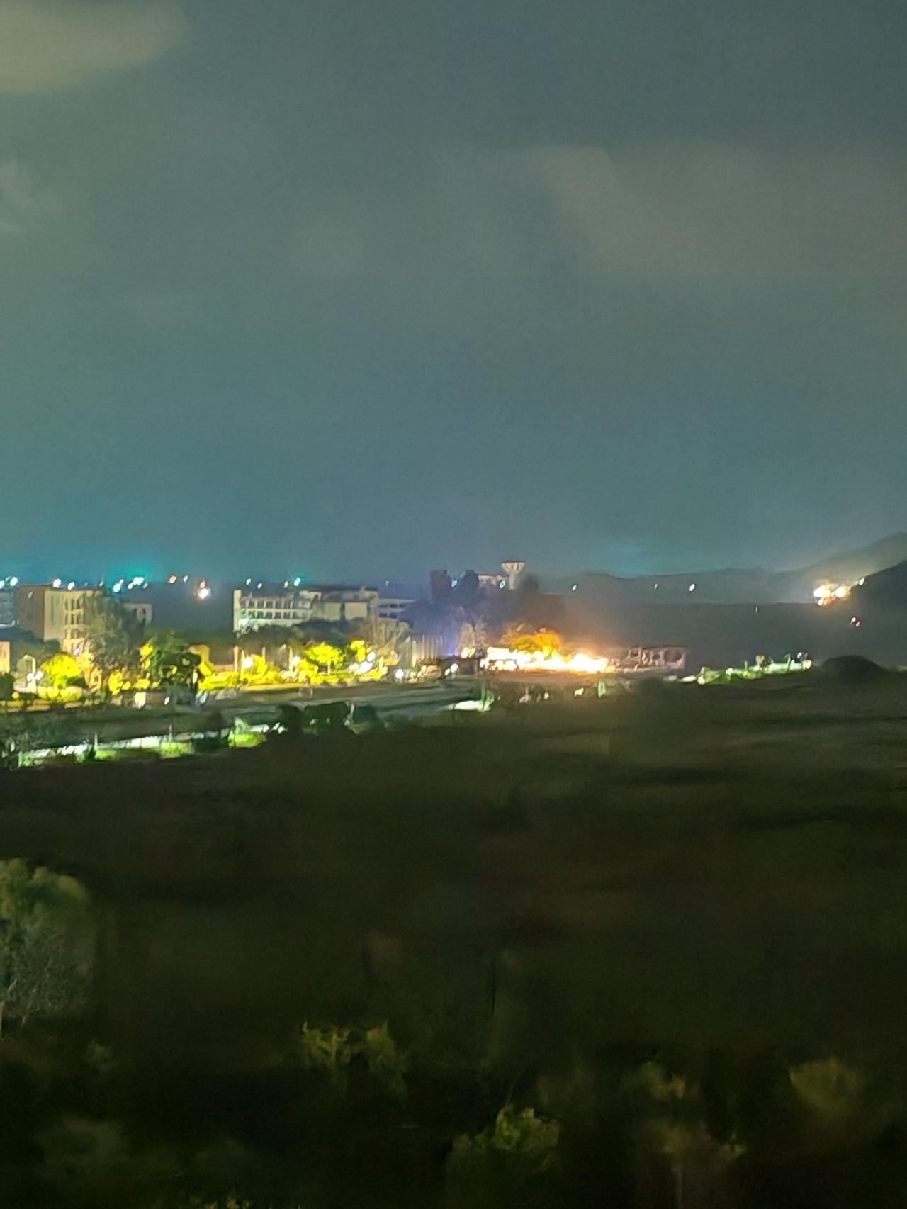 随手拍张照夜晚海边的村庄，灯火璀璨，白天还欢腾的大海已经沉睡。海风在轻轻地吹，离