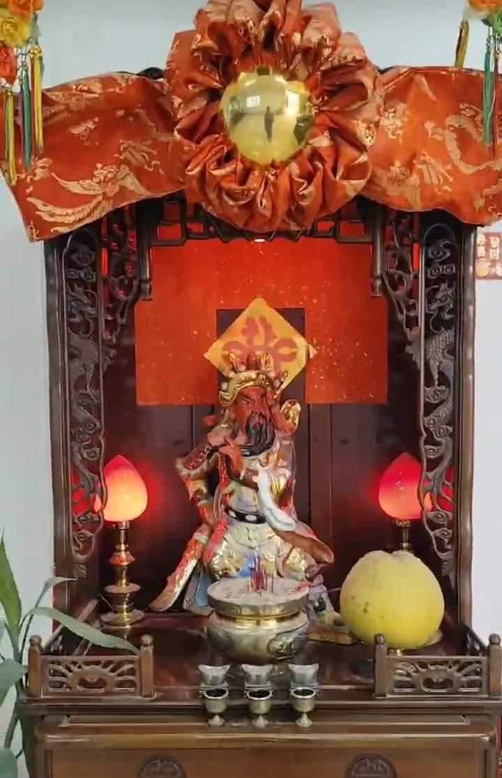 在柬埔寨经商的华人拍的
柬埔寨当地人把中国的关公当神，他们搭台放上贡品，还烧印有