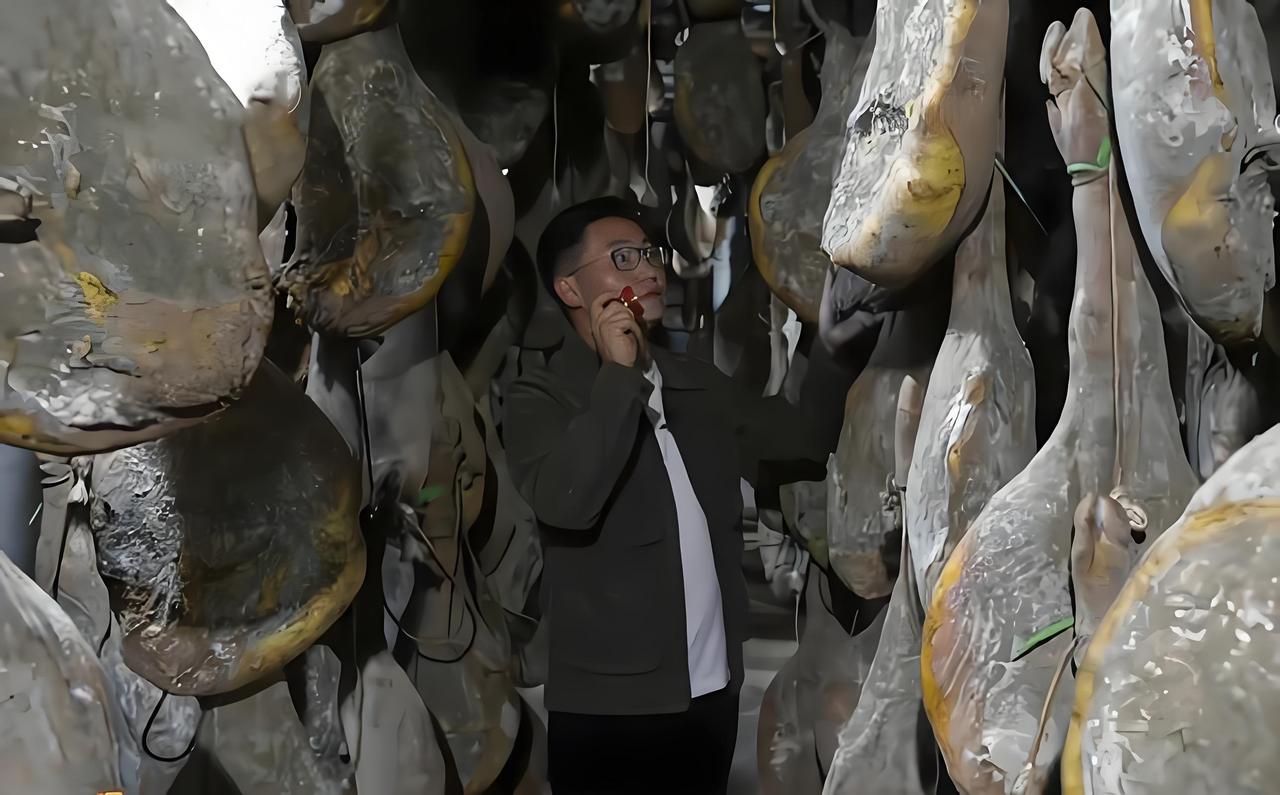 2017年，云南一小伙掏空家底，耗资千万块钱买猪肉，结果却全部扔进到山洞里，任其