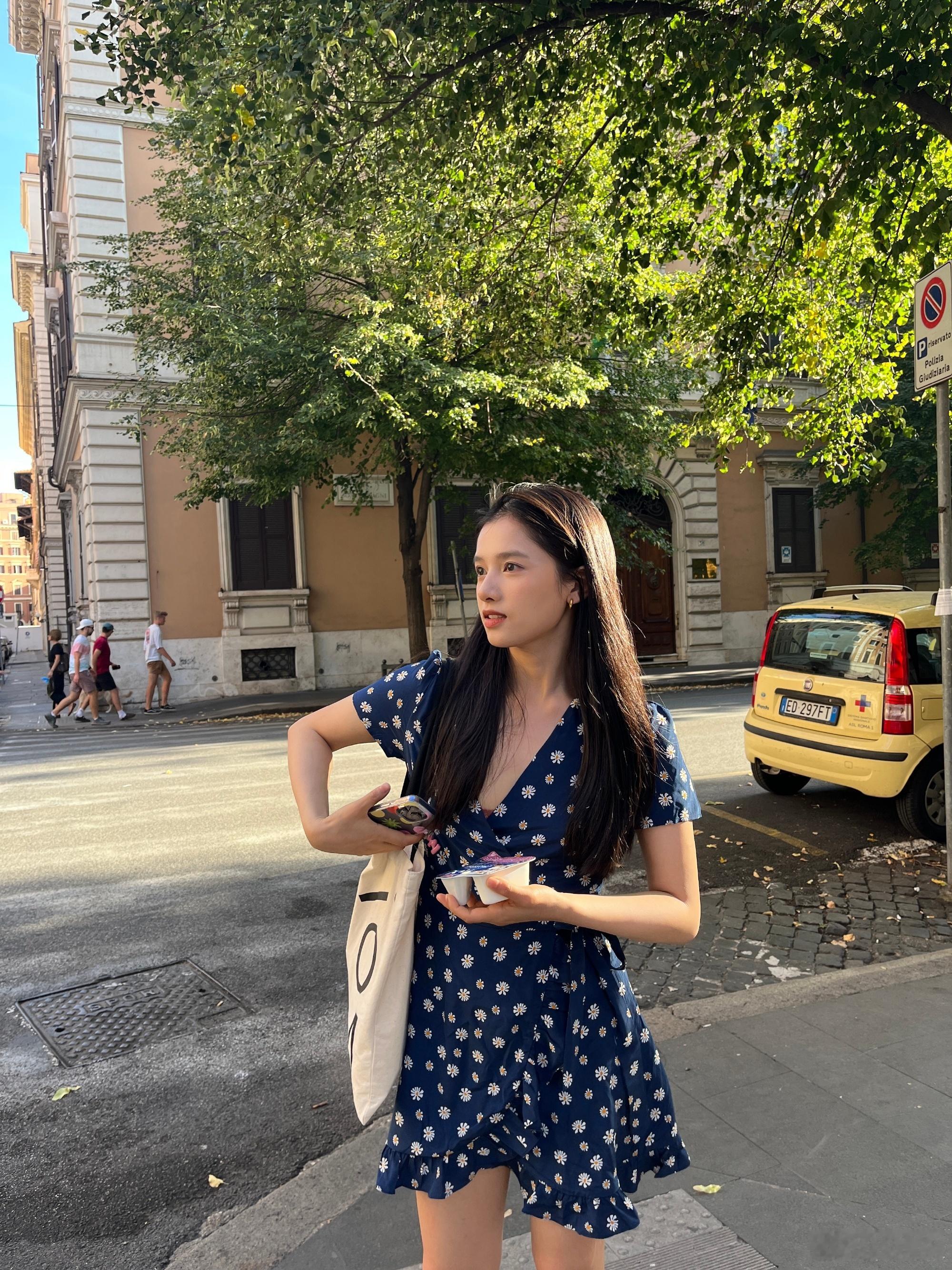 张婧仪更新朋友圈[好运连连]又被蓝裙子种草了 ​​​