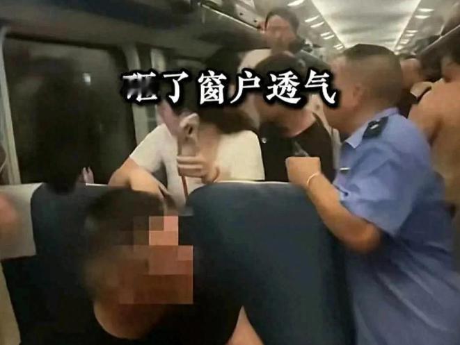“憋坏了！”7月2日晚，一货物列车与K1373次旅客列车发生冲突，导致车内人员被
