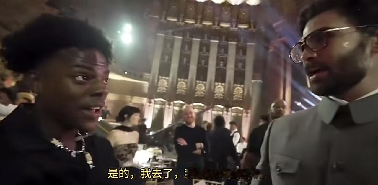 美国顶流网红穿中山装走红毯，还有模有样的，这算替我们宣传传统文化吗？！另外还跟甲