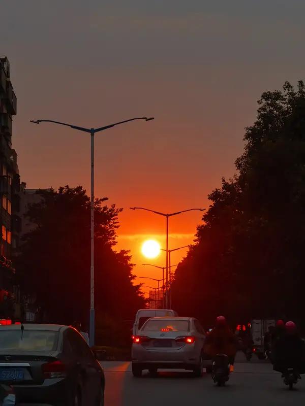 “火到人民日报了！”近日河南济源，一个女子在回家的路上，抬头一看发现远处天上有橙