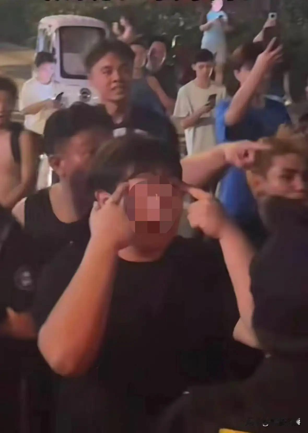 中国人自己做出对中国人种族歧视的动作，真不知道这个球迷是怎么想的！成都球迷在地铁