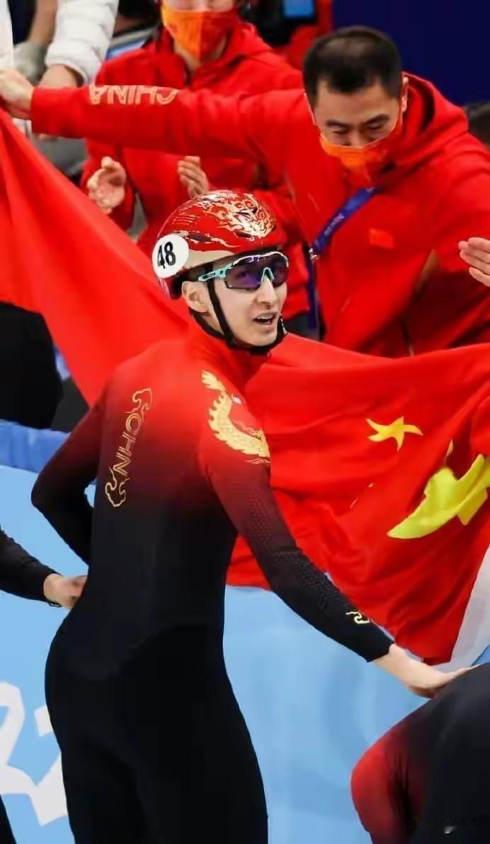 著名短道速滑运动员武大靖在《体坛零距离》节目中正式宣布退役，结束了他辉煌的运动生