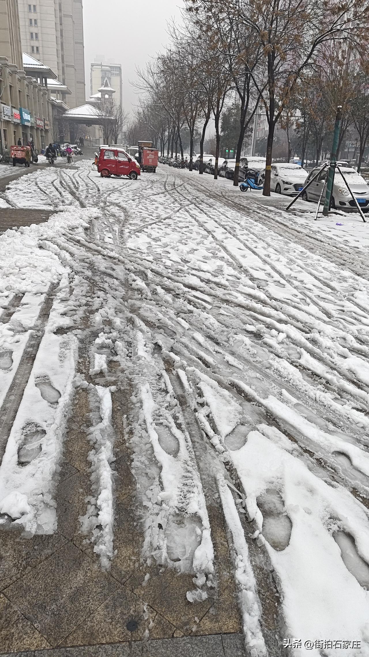 石家庄只有两个季节，夏天，冬天！
春天很短，秋天也短。
在石家庄春季衬衫根本卖不