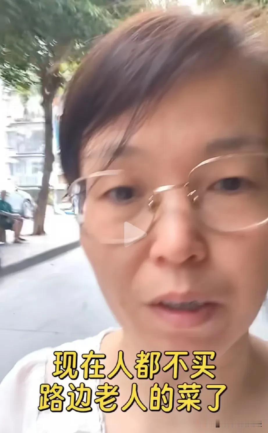 不知道为啥现在都不买路边老太太卖的菜了。超市的菜都是集采，产地明确，农残检验合格
