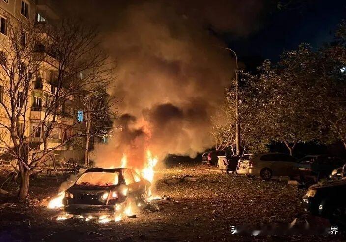 乌克兰又被俄罗斯打了，泽连斯基第一时间诉苦，又开始博同情了！据悉，本次空袭，俄方