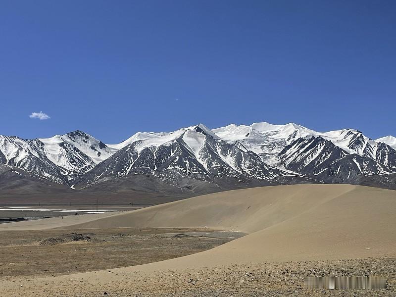 我国最大的内陆盆地是哪里？

答案是塔里木盆地。它躺在天山与昆仑山之间，东西长约