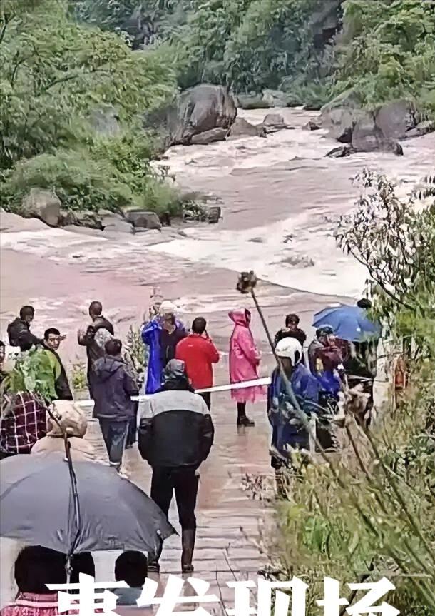 谁能想到，那道被无数次安全跨越的漫水桥，最后竟成了父子三人的命尽头。

很多人总
