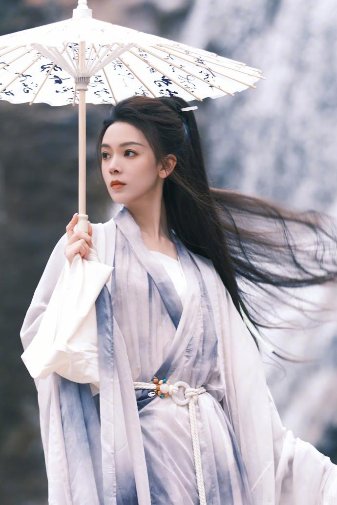 #陈瑶古风挑染裙#  陈瑶古风挑染裙真的好绝清冷感古风太美了，真得一整个侠风住！