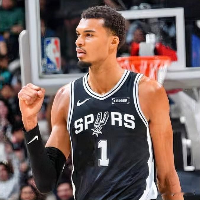 文班有排面啊！
据美媒Hoops Alerts报道，文班亚马将成为篮球游戏《NB