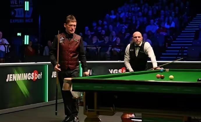 七局领先，一杆之差。63岁的吉米·怀特，冠军纪录擦肩而过。
球台对面，51岁的乔