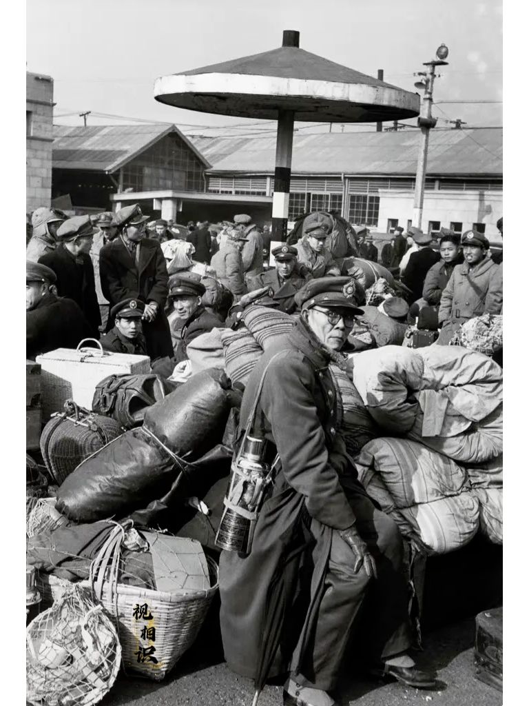 1949年，国军准备撤离的场景，画面正中央的是一名国军军官，他携带的行李不少，身...