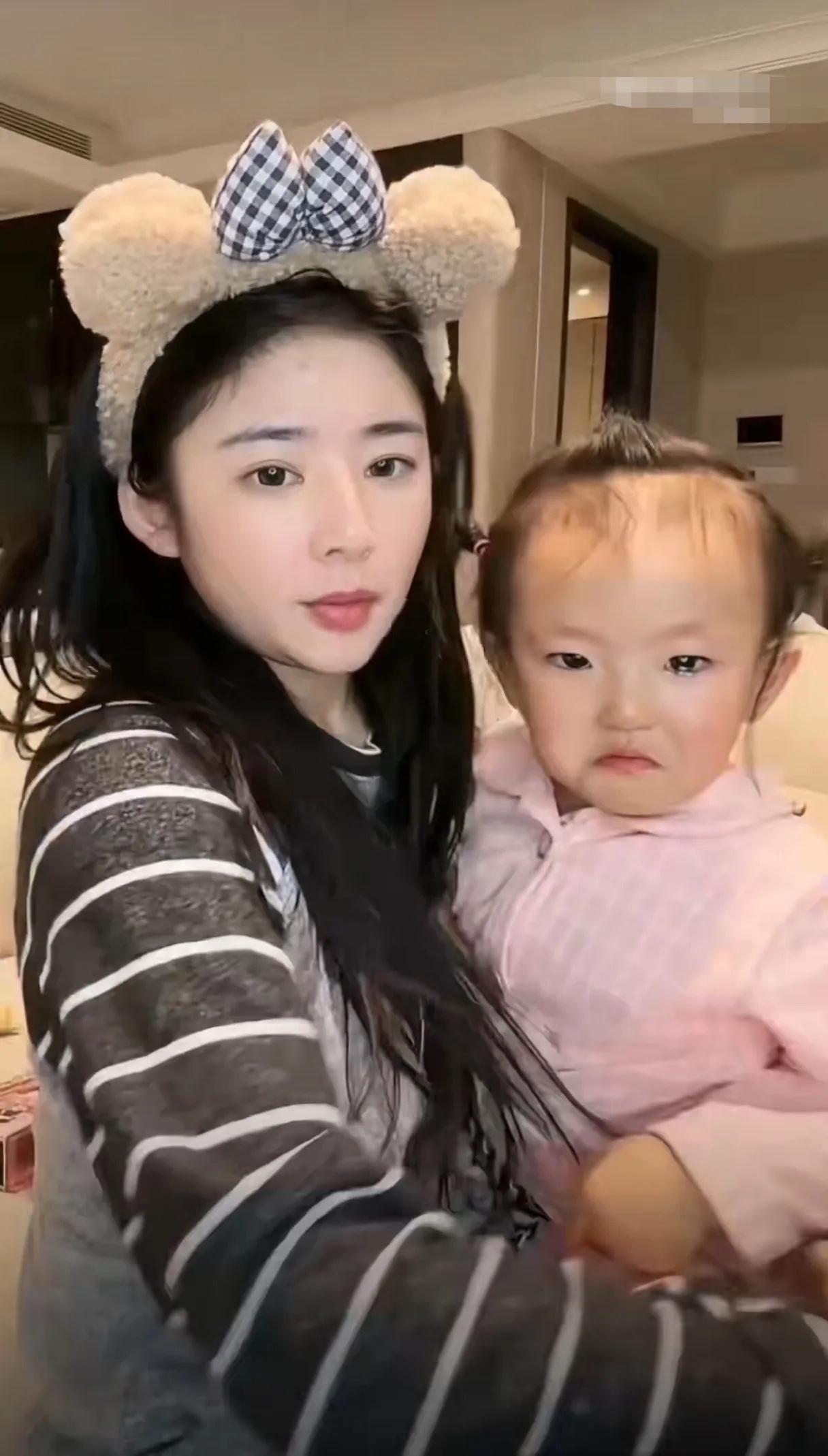 网友问，闪闪为什么叫闪闪？

原来是因为，孩子一出生爸爸就闪了，就叫闪闪。

切