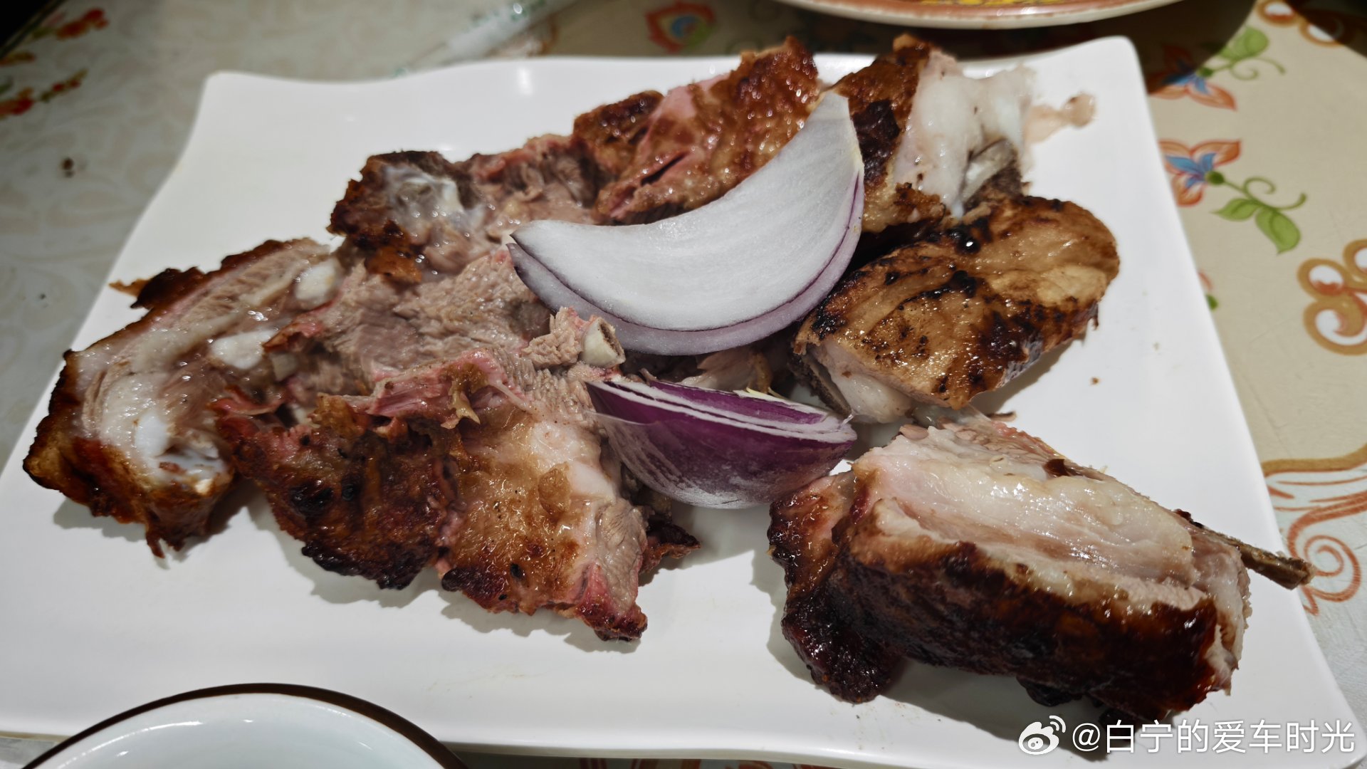 新蒜皮芽子配烤羊排，香迷糊了！白话好吃的