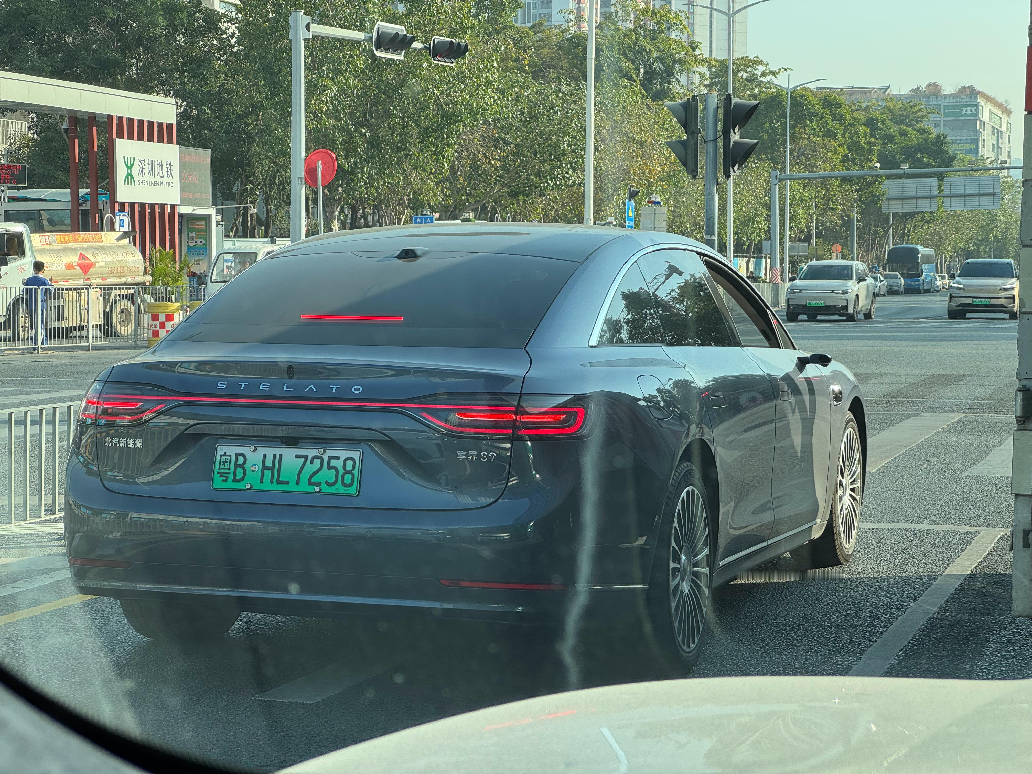 第一次见到选装电子外后视镜的享界S9，还没体验过不知道效果如何。我体验几款带电子