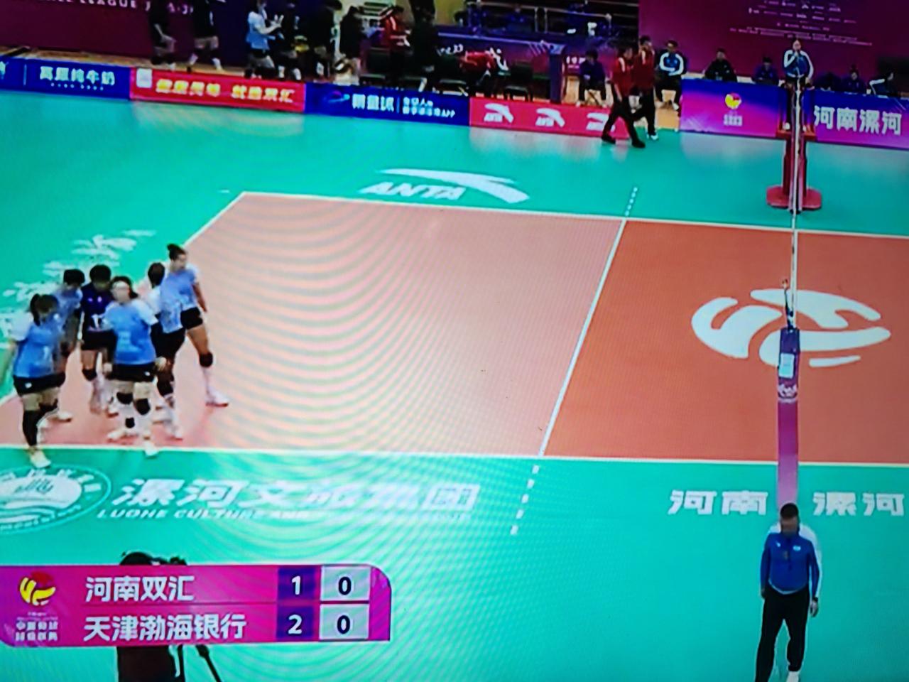 女排排超联赛第十四轮，天津女排对阵河南女排，前两局天津女排19：25，25：19