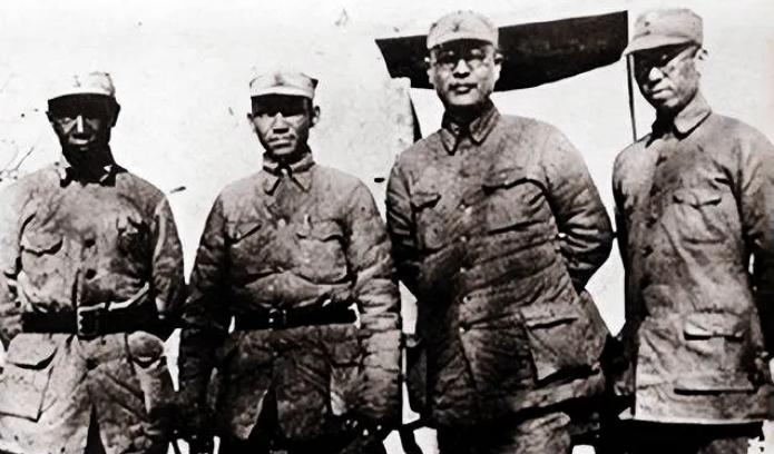 1943年抗战时，侦察员护送重病的罗荣桓过封锁线，与当地联络员接头时，对方却连开