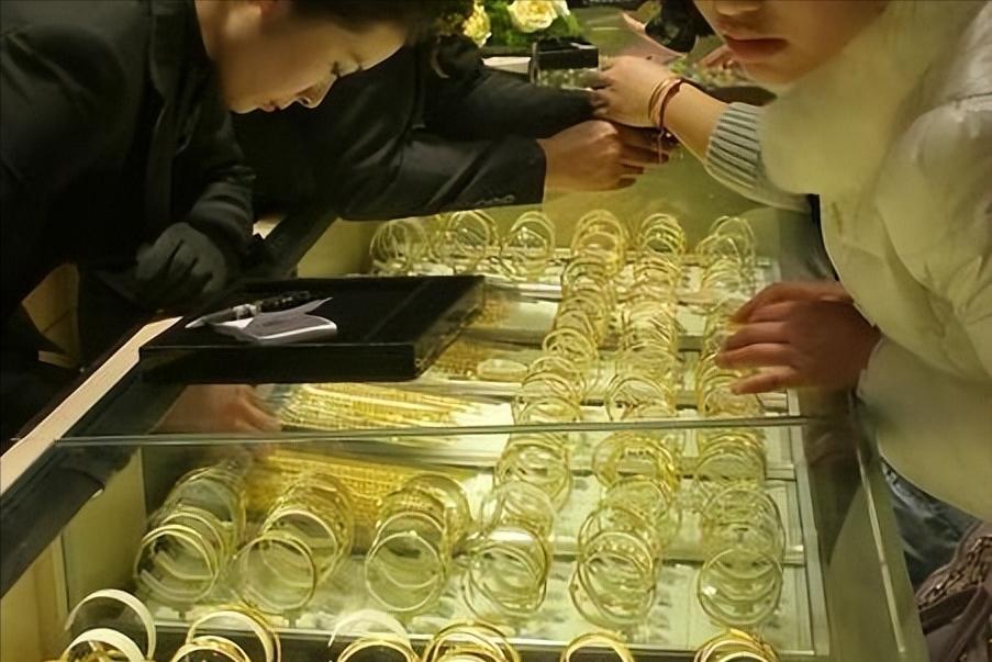 当中国持续增持黄金、高盛看涨金价至5400美元的消息刷屏时，很少有人注意到，黄金