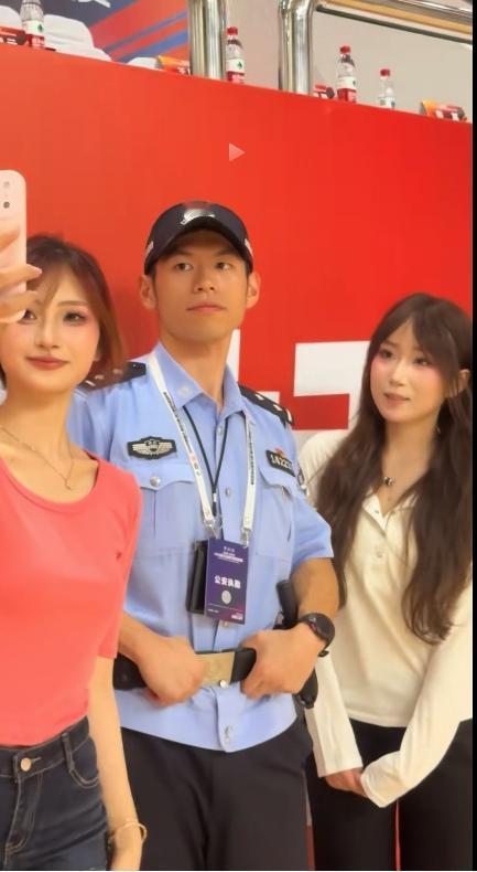 陈警官取代自贡陈俊，被众多粉丝追捧，确实是有实力，他自爆1.80米的身高，80公