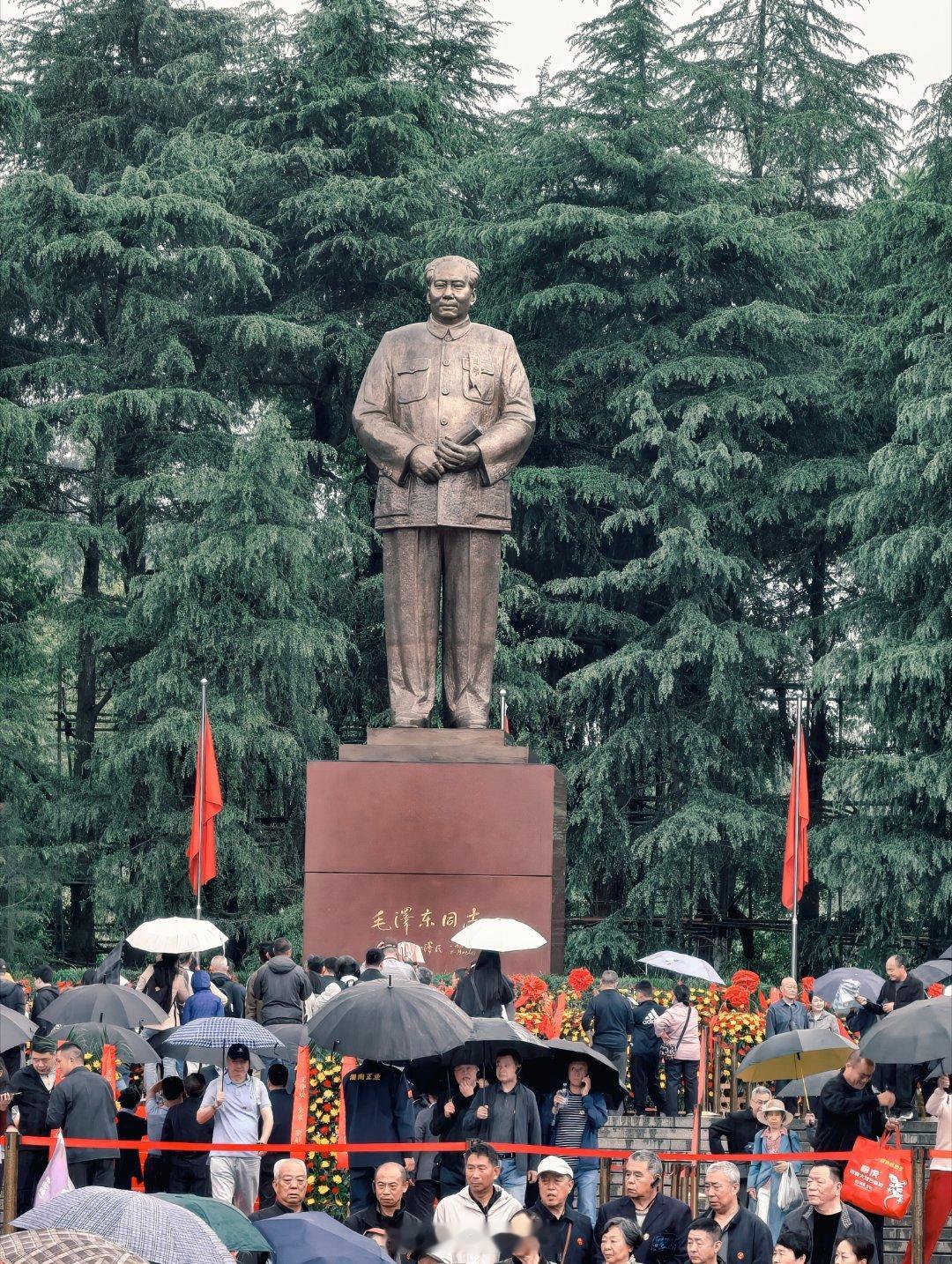 谷雨时节，细雨润韶山无数人撑伞而来，心怀敬意来到这里您照亮了山河，敢教日月换新天