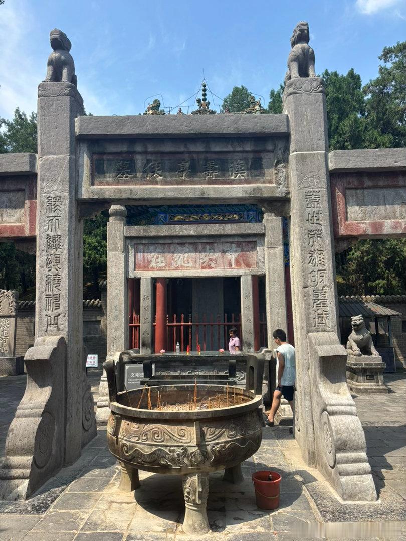 清朝对关羽的谥号极长，在清末光绪年间达到了顶峰，全称为：“忠义神武灵佑仁勇威显护