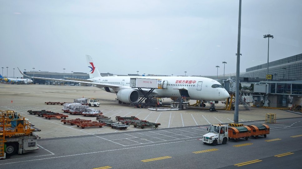 东航这纯白涂装还挺好看的。高雅，适合宽体机 