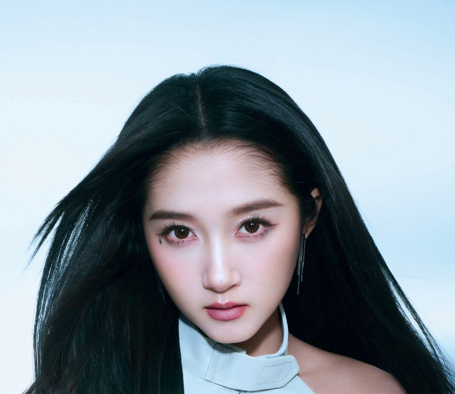 关晓彤Y3K未来感关晓彤带着机械姬妆2.0来了，让黑长直有了赛博滤镜，配上脸上那