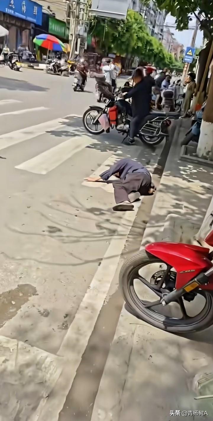 刷视频刷到自媒体作者格林一小时前拍摄的一段视频，一位老人摔倒在路边，来来往往的行
