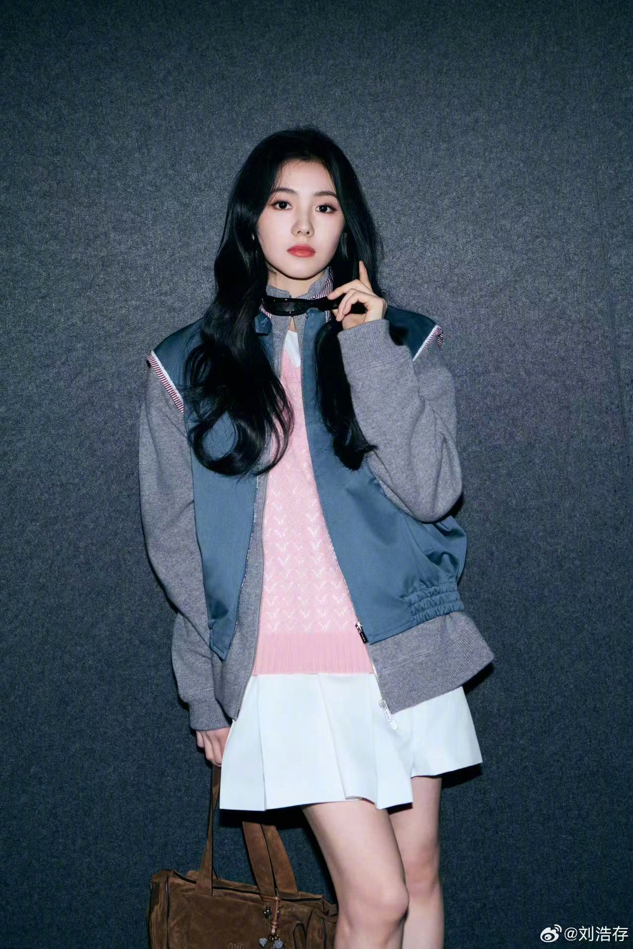 刘浩存出发巴黎时装周 刘浩存奔赴巴黎时装周啦！干净利落的穿搭超有范儿，自带清新氛