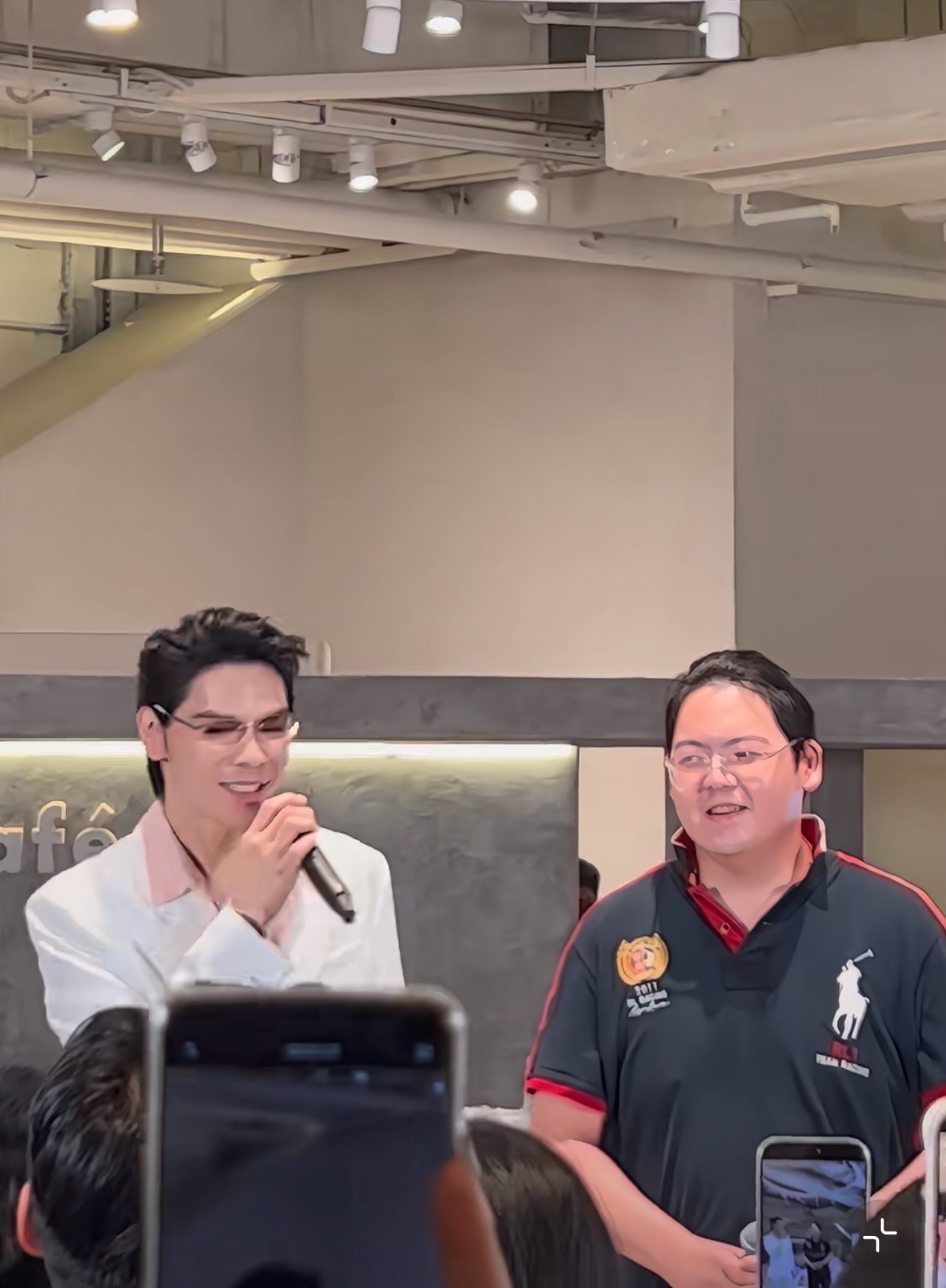 是谁说向佐向佑人气虚的？出来挨打！见面会人山人海，150名保安严阵以待。这号召力