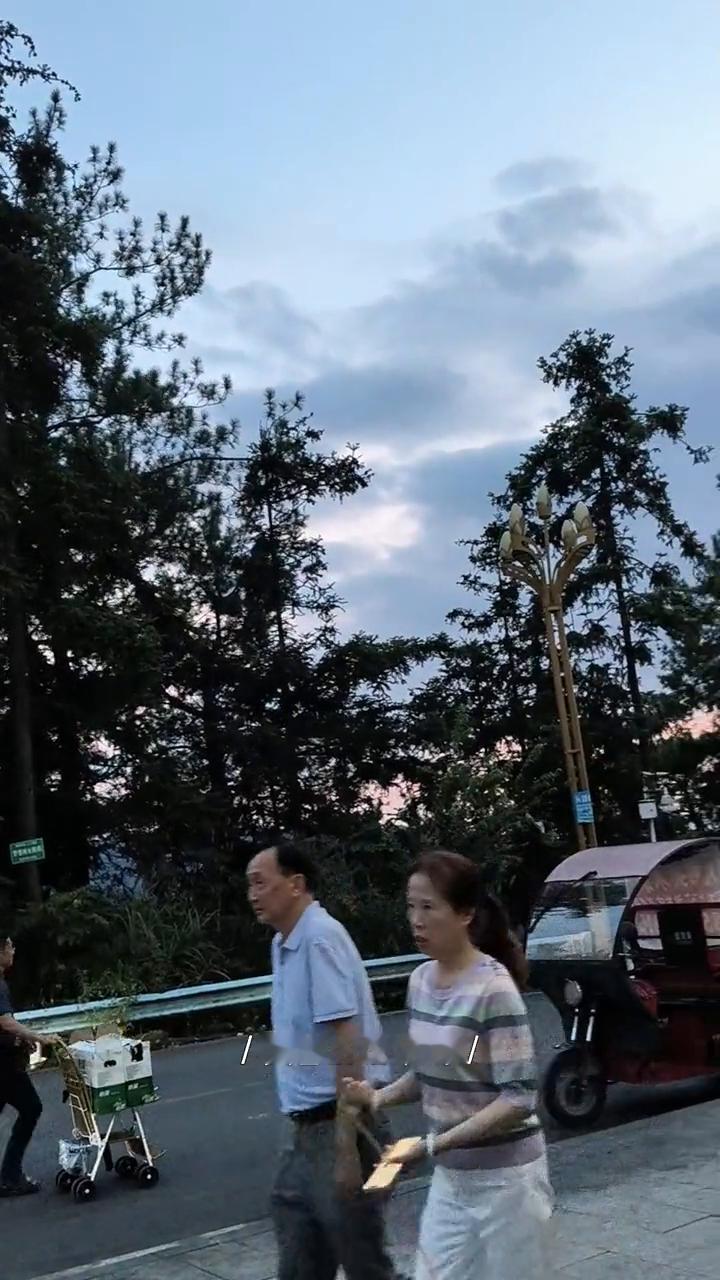 枕泉翠谷的黄昏。
今天晚上最后一位。
依然记得从你口中说出再见坚决如铁，昏暗中有