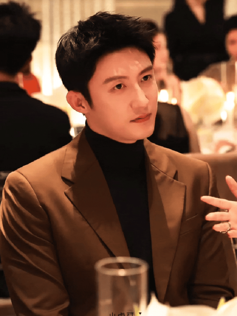 黄景瑜︱菲拉格慕︱官宣晚宴内场随手做个动图收入商务活动神图素材其实黄Sir挑商务