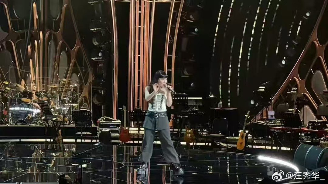 在歌手棚门口偶遇吴莫愁吴莫愁现身歌手彩排歌手2026蹲棚偶遇惊喜！门口直接碰到吴