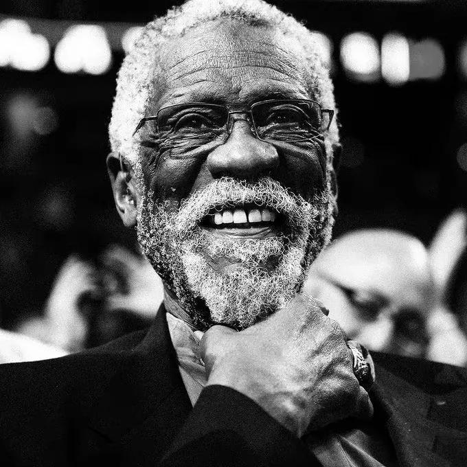 NBA公认的四大无人能破的记录。

1拉塞尔11个总冠军戒指，现在球星能拿1个就