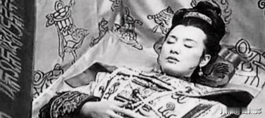 1972年，考古学家在内蒙古发现一座清朝古墓，他们将墓穴里的棺材打开后，所有人都