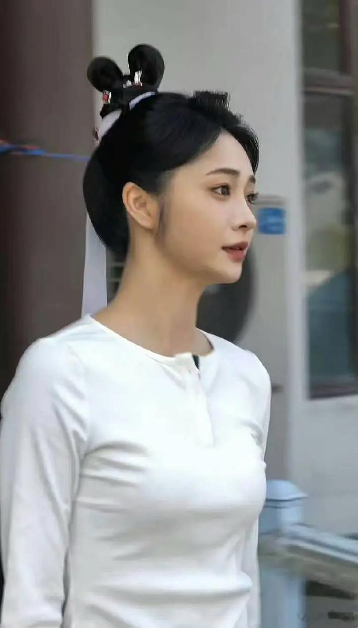 大家都在卷妆造，好久没见过这么质朴的发型了 