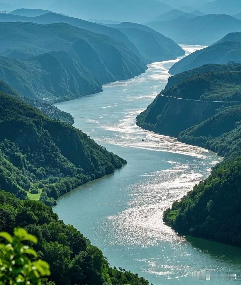 西溪子 · 江河水

越过山川关岭，吟看岁华烟景。路迢迢，情耿耿，豪气耿。芳意盈