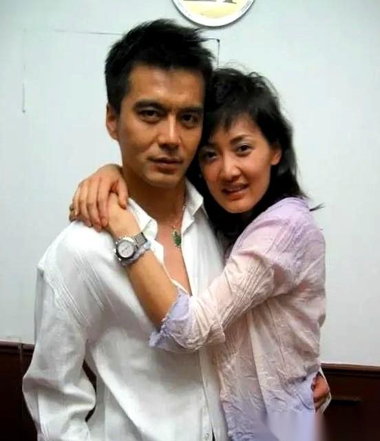 许亚军和牛莉，光天化日，钻一个被窝睡觉。
旁边床上，还躺着个陶虹。
搁现在，这热