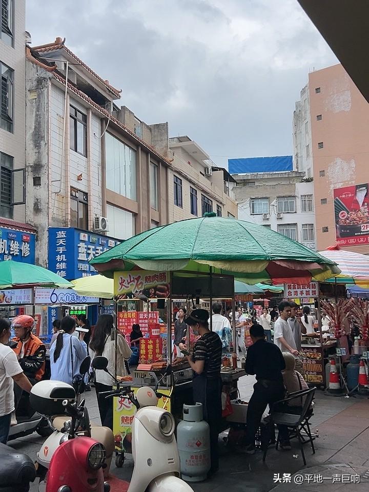 我经常会思考一个问题，

就是一对小夫妻结婚后留在县城里发展，

那么他们应该一