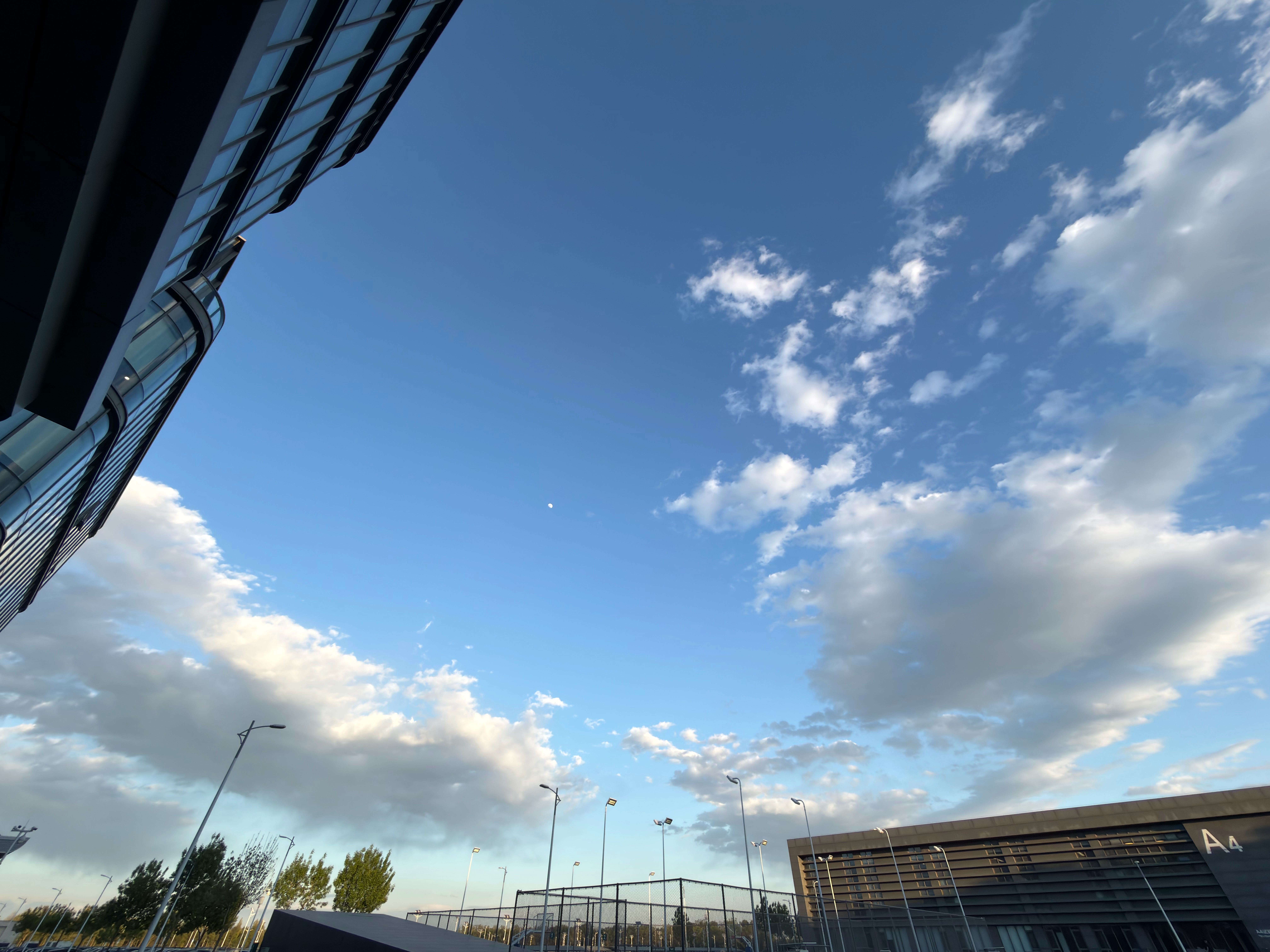 这么好的天气肯定不能坐在办公室里了，下班下班！立刻去机场赶飞机出差….理想汽车理