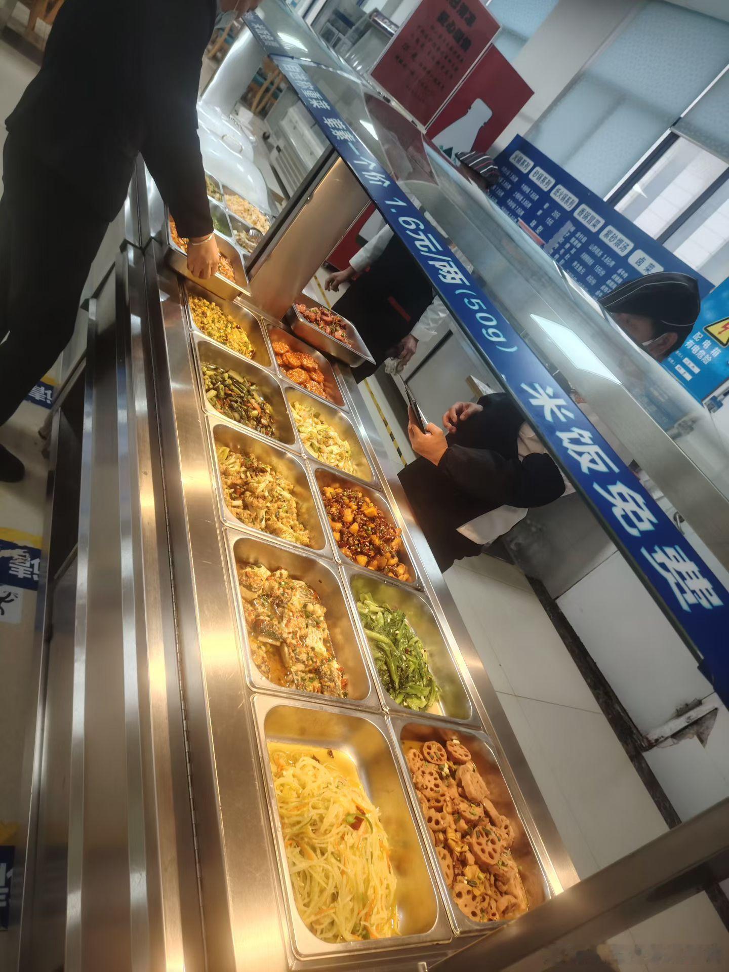 12元自助餐，不许浪费。尽管吃。2025年12月23日下午摄于湖北十堰国药东风总