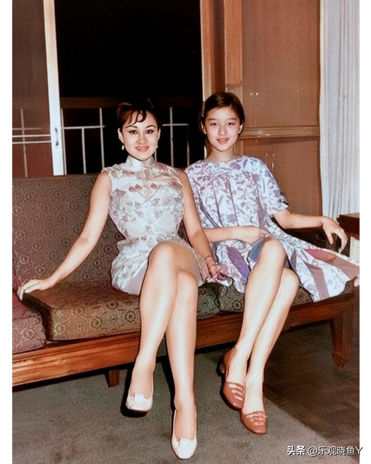 一九六九年，台湾，胡因梦和女演员林玑的合影。胡因梦当时十六岁，青春灵动，气质俱佳