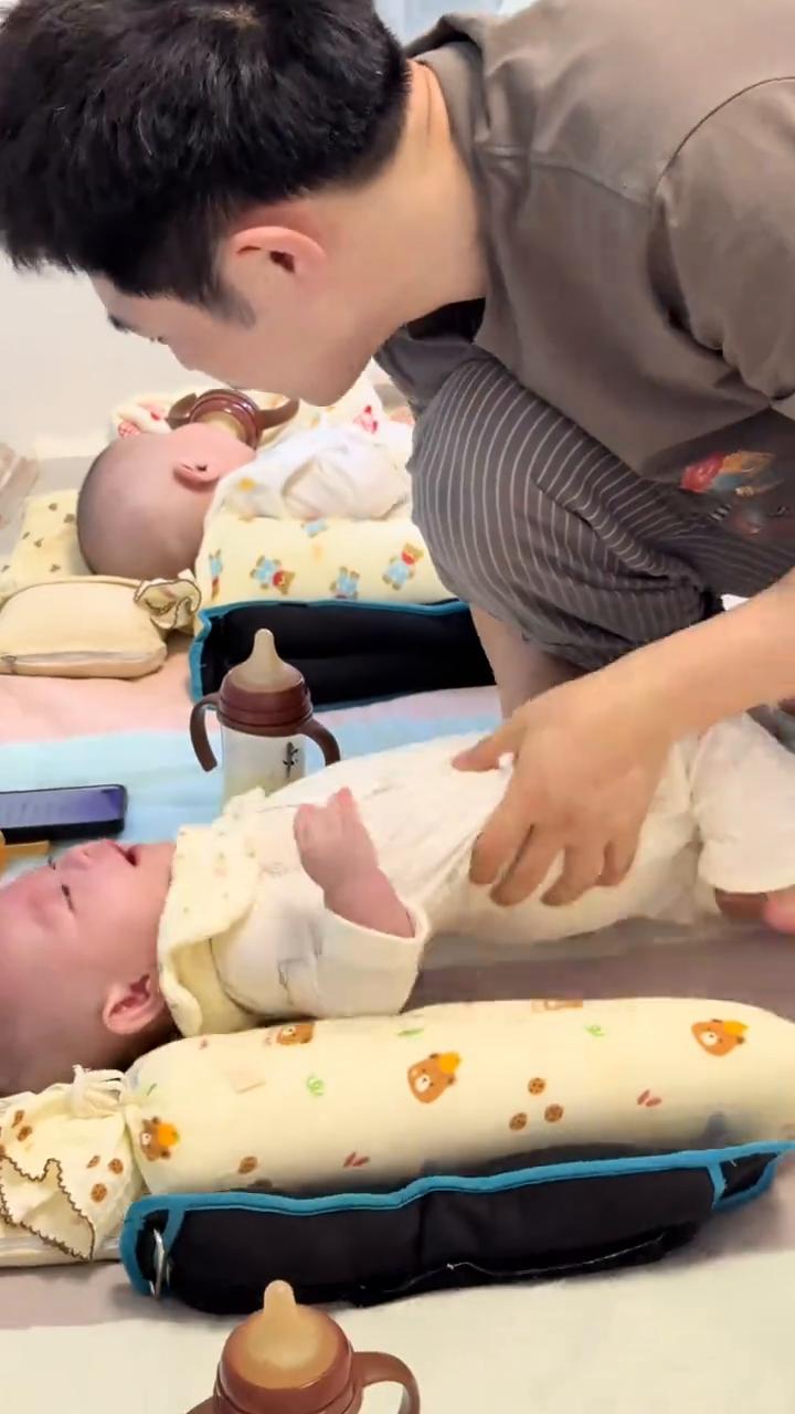 至少还有你，愿我去珍惜。如果没有你，在你的心里。全世界我都可以放弃，至少还有你，