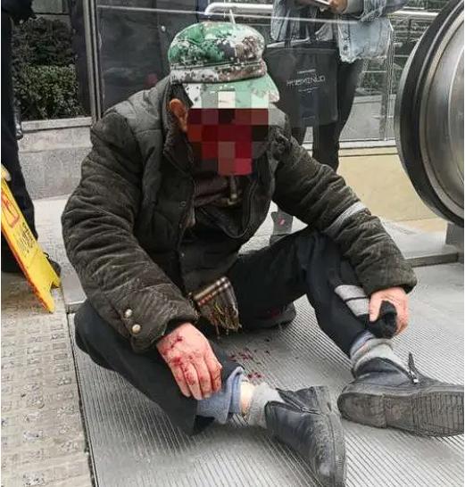 “公正的判决！”上海，一男子乘坐扶梯时，前面老人一时没站稳，直直地向后摔去，男子