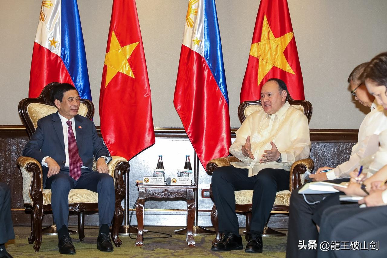 越南国防部长，脱下军装穿西装。越南国防部长潘文江随苏林参加香格里拉对话会，之后访
