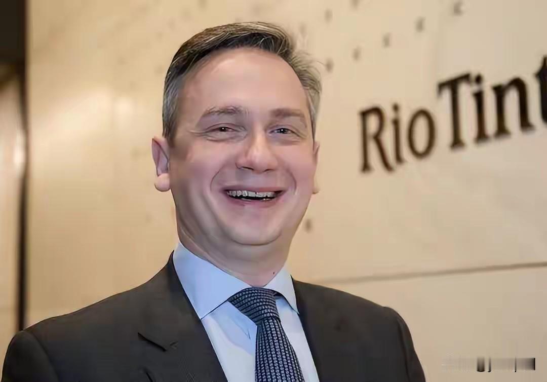 蒙古人把路给堵了，奥尤陶勒盖铜矿那些拉铜精矿的卡车就趴在南戈壁的戈壁滩上，横幅上