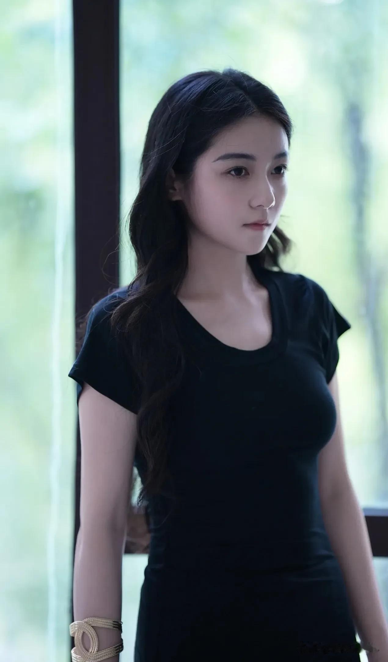 你值得拥有的都市姿态  
穿出自信，走出气场，
黑色不仅是颜色，更是态度。
