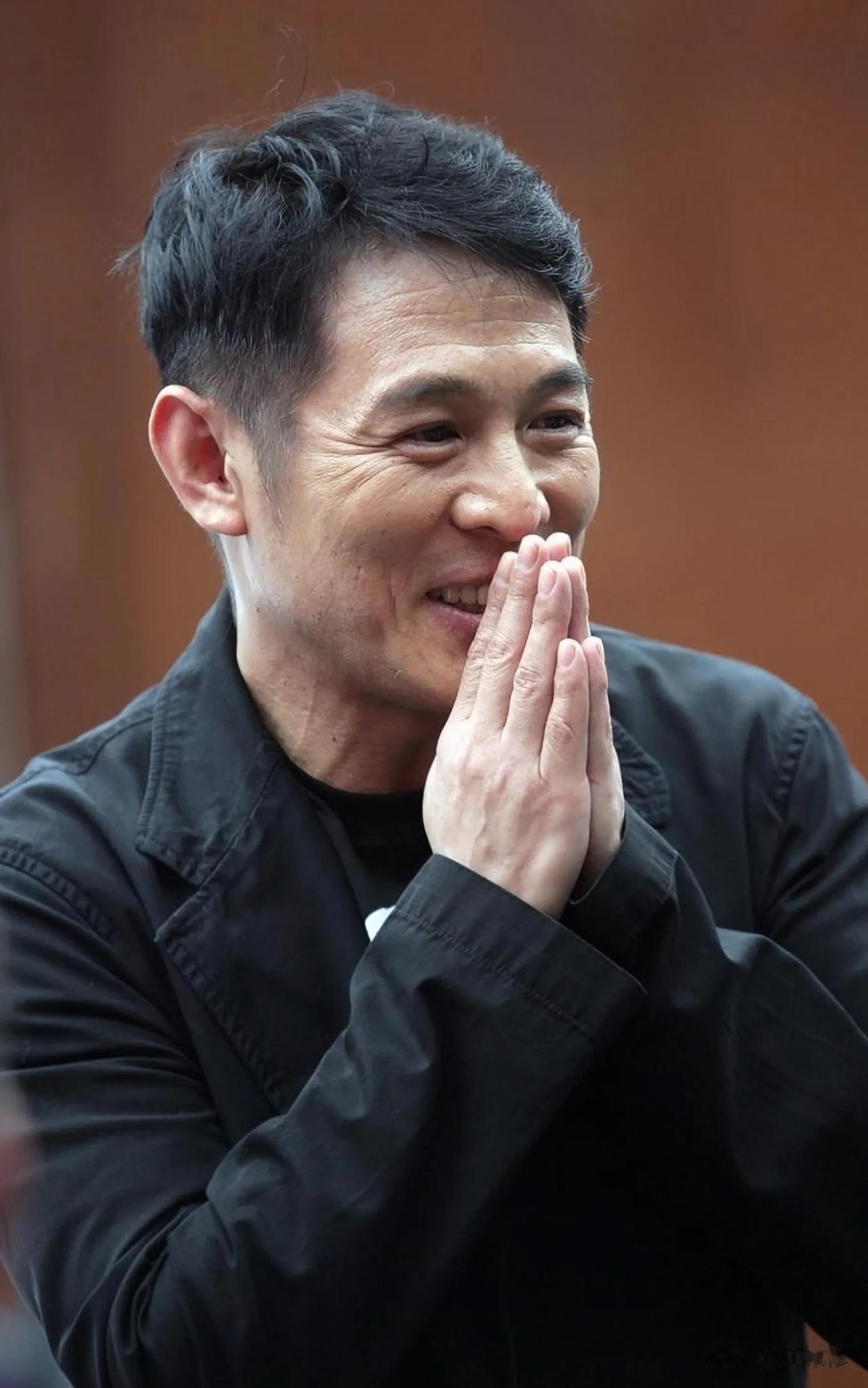 杨澜采访李连杰:您是武打巨星，我很好奇，有没有人威胁过您？李连杰不假思索的说:当